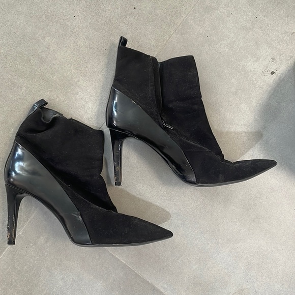 Size 9 booties - Picture 1 of 3